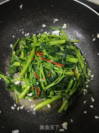 简单易学的蒜蓉炒空心菜步骤4