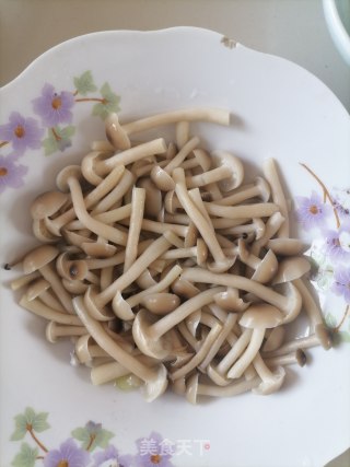 毛豆蟹味菇炒鸡蛋步骤1