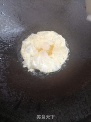 毛豆蟹味菇炒鸡蛋步骤3