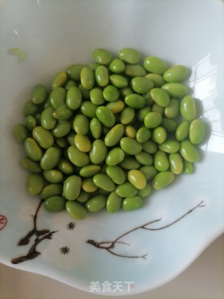 毛豆蟹味菇炒鸡蛋步骤2