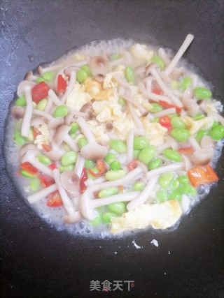 毛豆蟹味菇炒鸡蛋步骤6