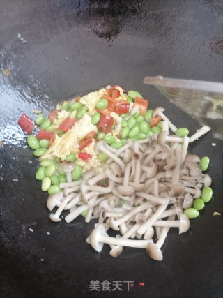 毛豆蟹味菇炒鸡蛋步骤5