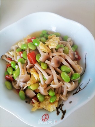 毛豆蟹味菇炒鸡蛋步骤7