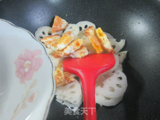煎鸡蛋炒莲藕步骤5