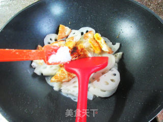 煎鸡蛋炒莲藕步骤8