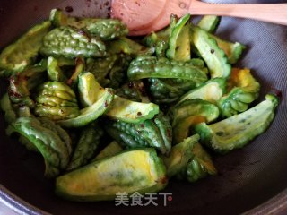 蛤蜊炒苦瓜步骤7