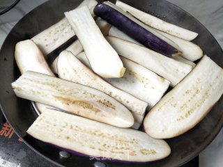 五花肉烧茄子干步骤2