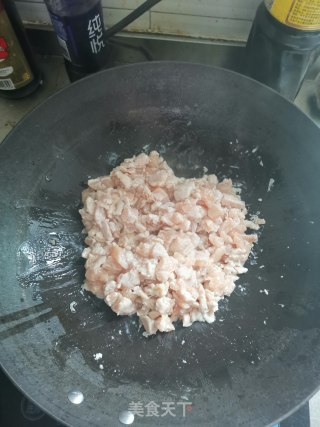 酸豆角炒鸡丁步骤3
