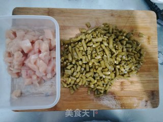 酸豆角炒鸡丁步骤2