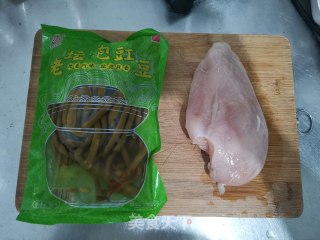 酸豆角炒鸡丁步骤1