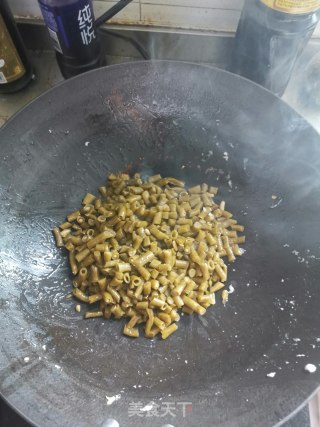酸豆角炒鸡丁步骤4