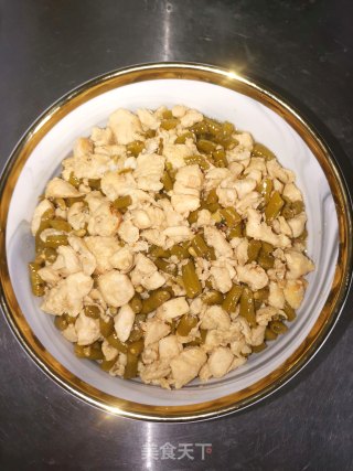 酸豆角炒鸡丁步骤6