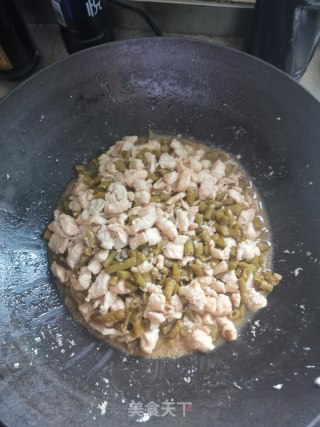 酸豆角炒鸡丁步骤5