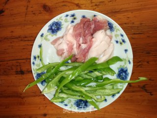 西兰花炒青椒。步骤2