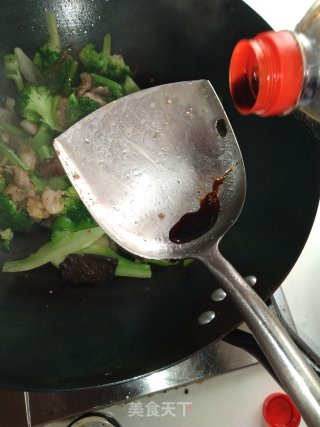 西兰花炒青椒。步骤8