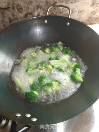 西兰花炒青椒。步骤4
