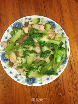 西兰花炒青椒。步骤9