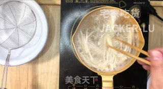 家常酸汤肥牛，酸辣爽口又开胃，吃一次绝对还想下一次。步骤1