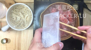 家常酸汤肥牛，酸辣爽口又开胃，吃一次绝对还想下一次。步骤2