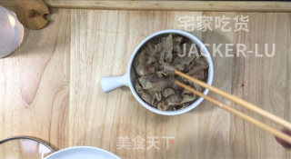 家常酸汤肥牛，酸辣爽口又开胃，吃一次绝对还想下一次。步骤4