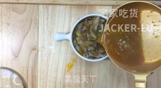 家常酸汤肥牛，酸辣爽口又开胃，吃一次绝对还想下一次。步骤6