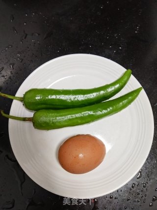 简单下饭的青椒炒鸡蛋步骤1