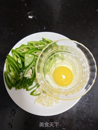 简单下饭的青椒炒鸡蛋步骤2