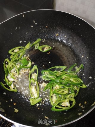 简单下饭的青椒炒鸡蛋步骤5