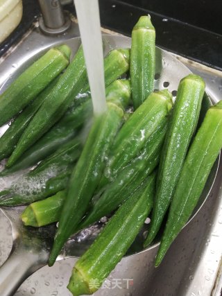 蒜辣白灼秋葵步骤4