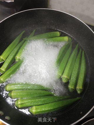 蒜辣白灼秋葵步骤3