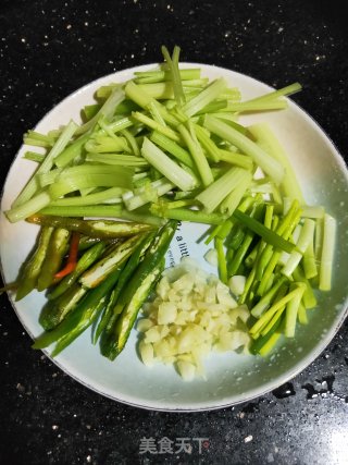 芹菜炒豆泡步骤2