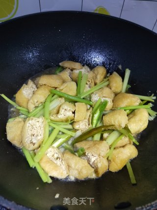 芹菜炒豆泡步骤7