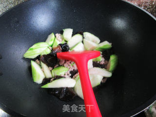 黑木耳肉末炒丝瓜步骤8