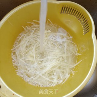 韭菜苔炒土豆丝步骤2