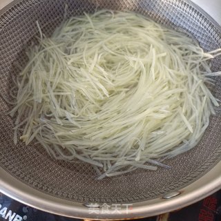 韭菜苔炒土豆丝步骤5