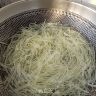 韭菜苔炒土豆丝步骤6