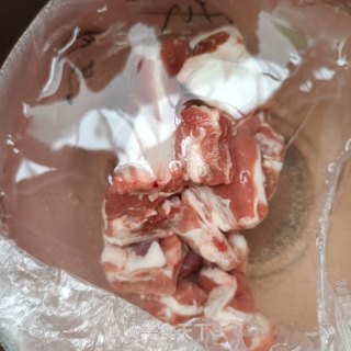 茭白冻豆腐烧排骨步骤1