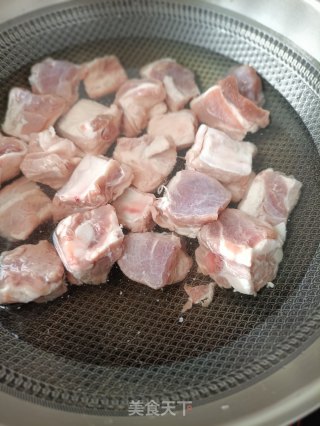 茭白冻豆腐烧排骨步骤2