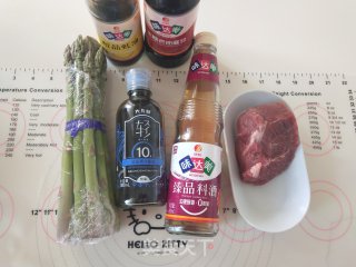 黑椒芦笋炒牛肉粒步骤1