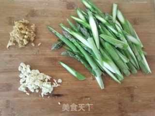 黑椒芦笋炒牛肉粒步骤2
