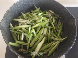 黑椒芦笋炒牛肉粒步骤6