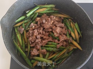 黑椒芦笋炒牛肉粒步骤8