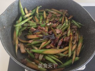 黑椒芦笋炒牛肉粒步骤9