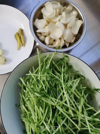 鲜百合煮豌豆芽步骤1