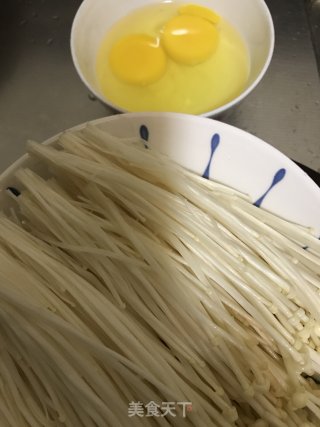 金针菇炒鸡蛋步骤2