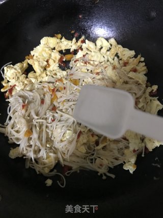 金针菇炒鸡蛋步骤8