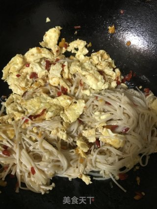 金针菇炒鸡蛋步骤7