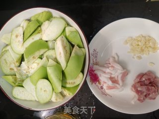 好吃又下饭的青茄子炒肉丝步骤1