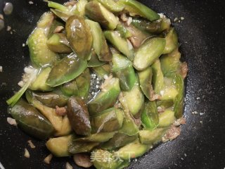 好吃又下饭的青茄子炒肉丝步骤5