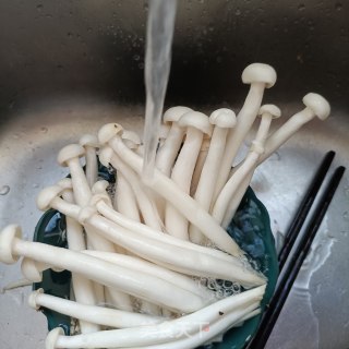 韭菜苔炒海鲜菇步骤1